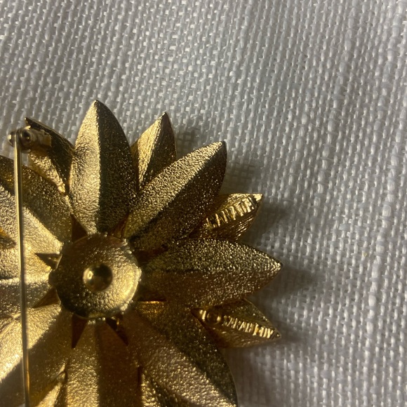 Vintage Sarah Coventry Brushed Gold Tone 3D Flower Daisy Brooch - Picture 3 of 4